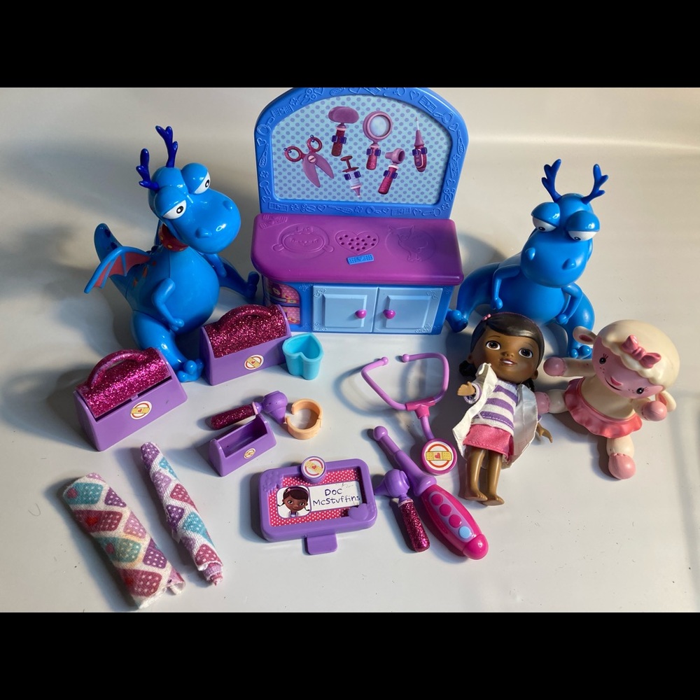 Disney Doc mcstuffins 18 piece figure set Lot.